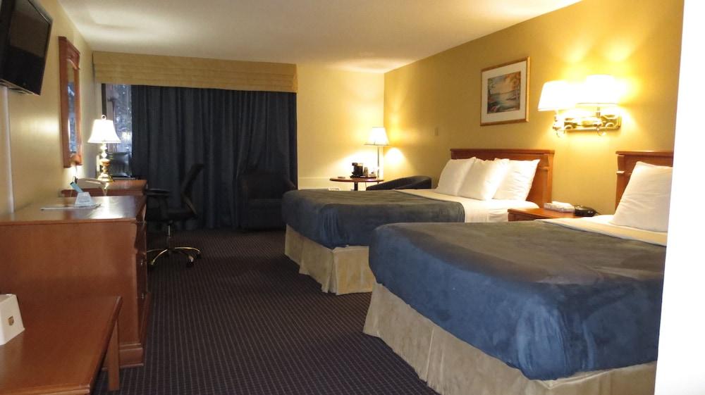 Hotel Super 8 By Wyndham - Country Squire 3*