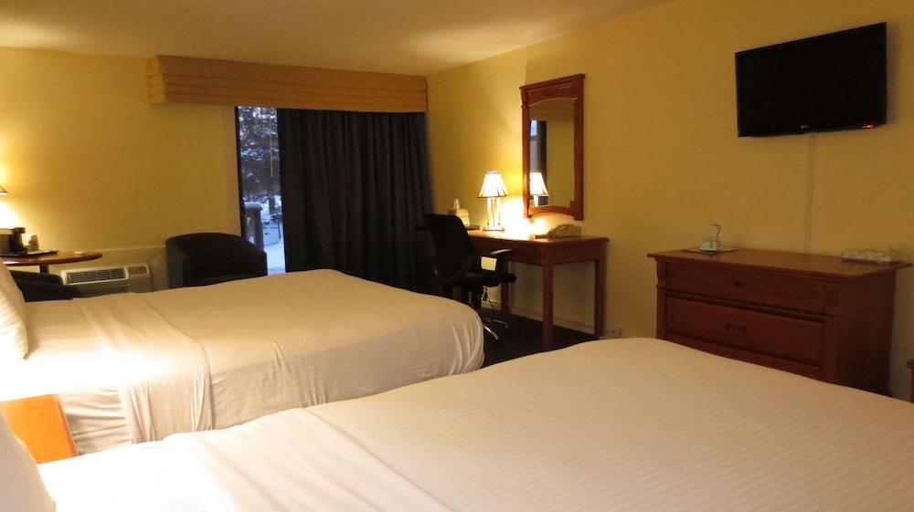 Super 8 By Wyndham - Country Squire Hotel