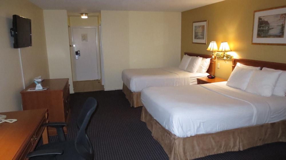 Super 8 By Wyndham - Country Squire Hotel