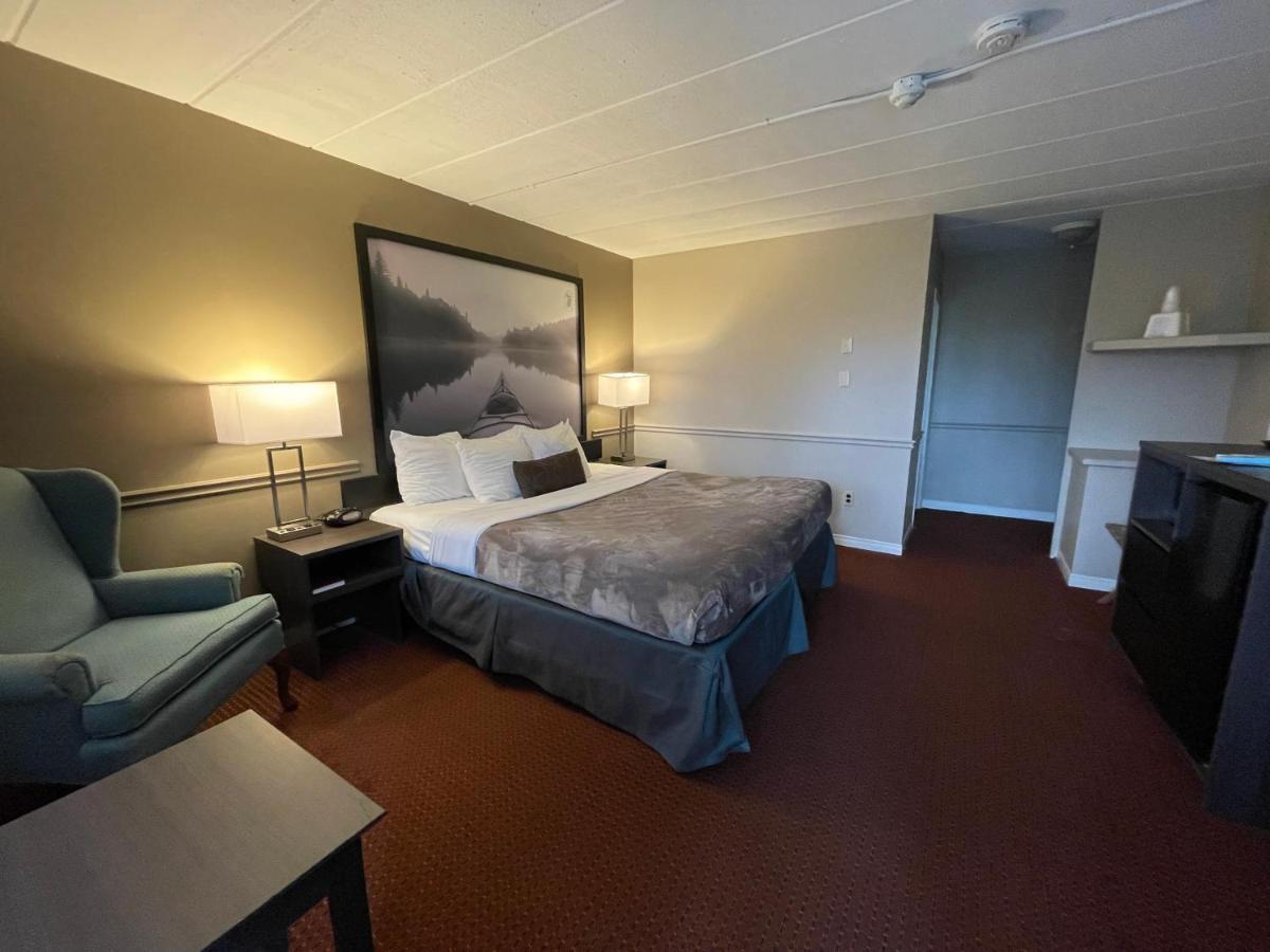 Hotel Super 8 By Wyndham - Country Squire 3*