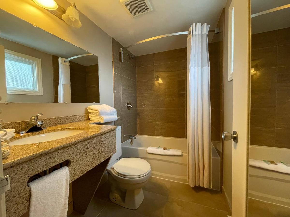 Super 8 By Wyndham - Country Squire Hotel 3*