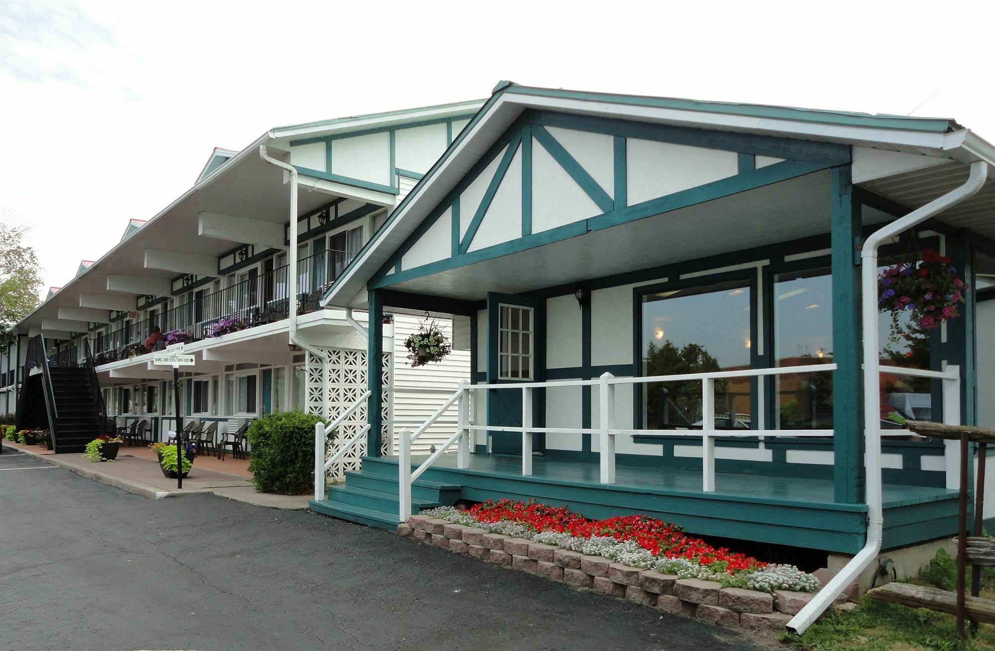 Hotel Super 8 By Wyndham - Country Squire Gananoque