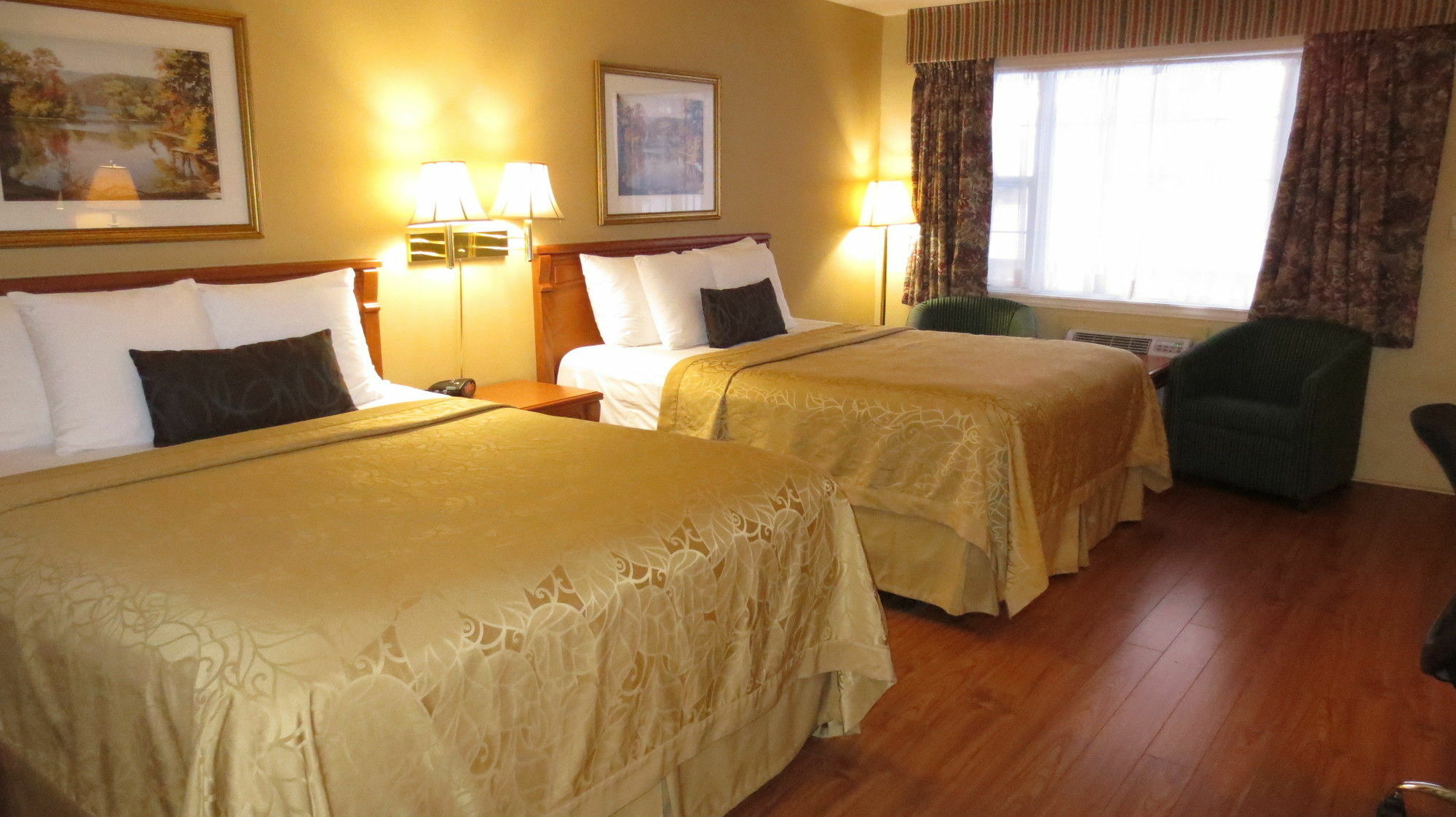 Super 8 By Wyndham - Country Squire Hotel Gananoque